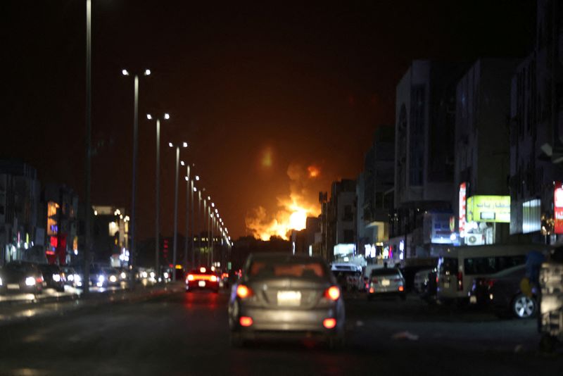 © Reuters. Vista do incêndio na unidade de armazenamento de petróleo da Saudi Aramco após ataque em Jeddah. 
25/03/2022 
REUTERS/Stringer