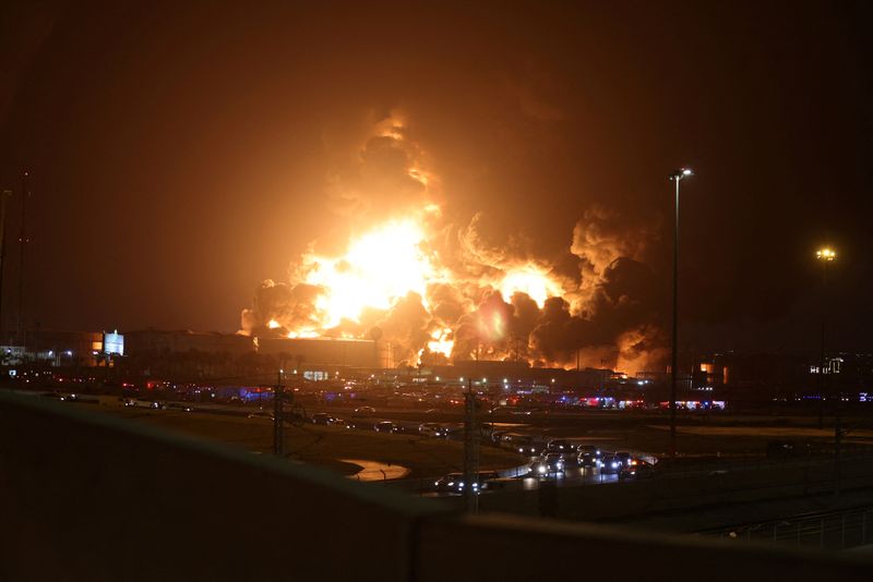 &copy; Reuters. حريق في منشأة نفطية تابعة لشركة أرامكو في جدة يوم الجمعة. تصوير رويترز. 