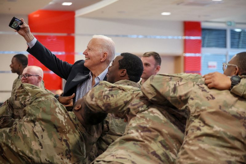 &copy; Reuters. Presidente dos EUA, Joe Biden, tira selfie com soldados norte-americanos na Polônia
25/03/2022
REUTERS/Evelyn Hockstein