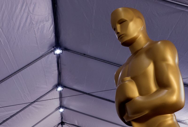© Reuters. FOTO DE ARCHIVO: Una estatua del Oscar en los preparativos de los Premios de la Academia en Los Ángeles, California, EEUU, 24 de marzo del 2022.     REUTERS/Eric Gaillard