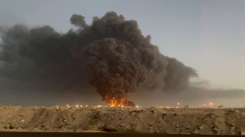 &copy; Reuters. Ataque a instalação da Saudi Aramco em Jeddah, na Arábia Saudita
25/03/2021
Twitter @nicoaugustin via REUTERS