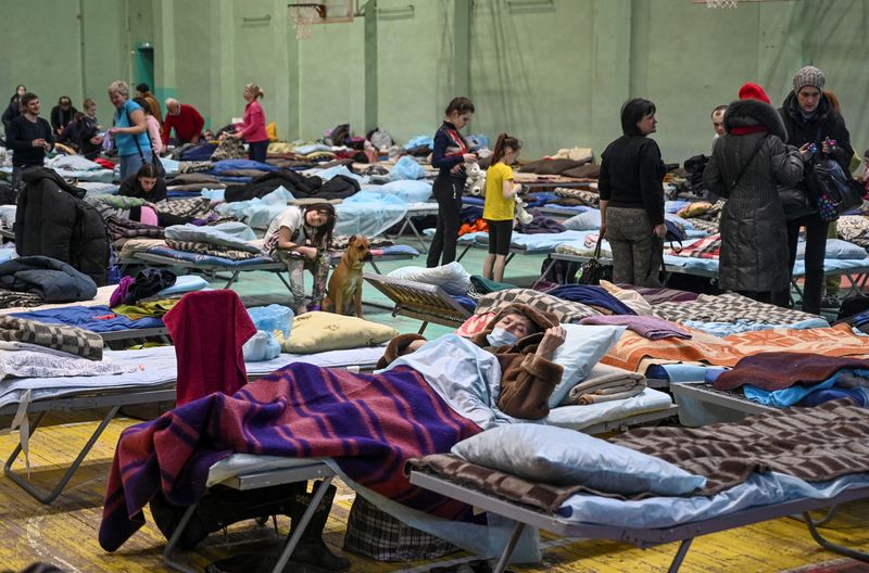 &copy; Reuters. أشخاص تم إجلاؤهم من ماريوبول في مأوى مؤقت في اقليم روستوف بروسيا يوم 23 مارس اذار 2022. تصوير: سيرجي بيفوفاروف - رويترز. 