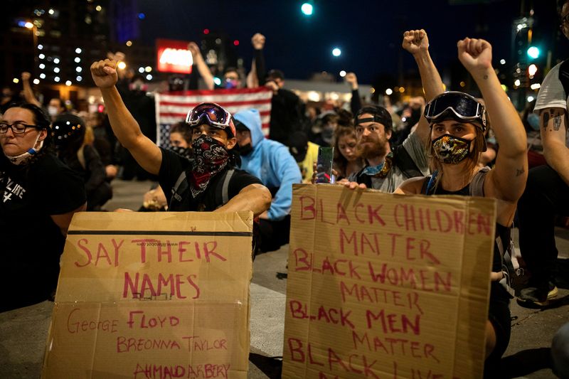Ativistas da justiça racial premiados com US $ 14 milhões em caso histórico contra a polícia de Denver