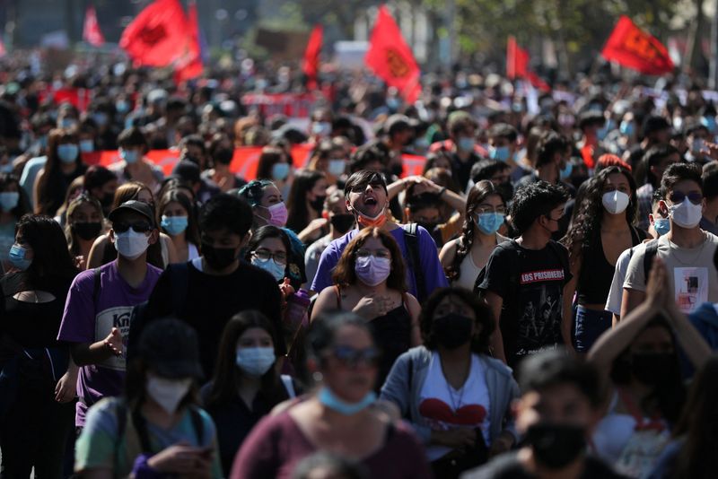 &copy; Reuters. Estudantes protestam por aumento nas bolsas escolares em Santiago, Chile. 
25/03/2022 
REUTERS/Ivan Alvarado