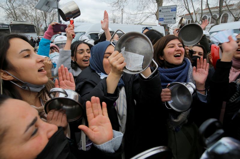 &copy; Reuters. Women gather to protest against high energy prices in Istanbul, Turkey February 13, 2022. REUTERS/Dilara Senkaya/File Photo