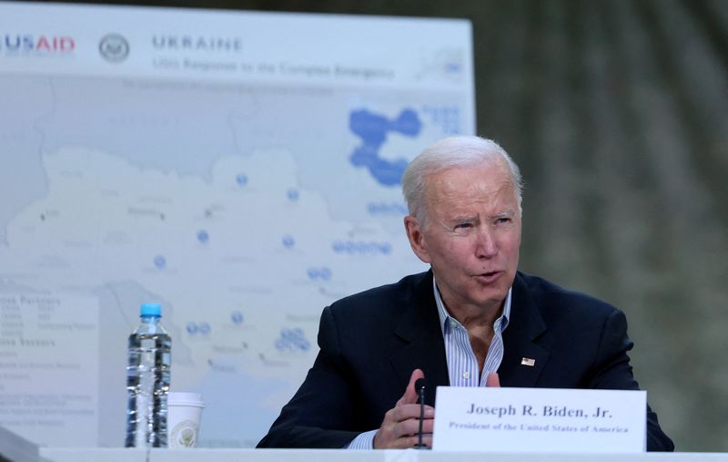 &copy; Reuters. الرئيس الأمريكي جو بايدن يتحدث عن جهود الإغاثة في أوكرانيا يوم الجمعة أثناء زيارة إلى بولندا. رويترز