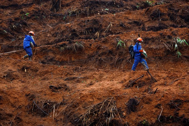 &copy; Reuters. FILE PHOTO: Rescue workers walk at the site where a China Eastern Airlines Boeing 737-800 plane flying from Kunming to Guangzhou crashed, in Wuzhou, Guangxi Zhuang Autonomous Region, China March 24, 2022. REUTERS/Carlos Garcia Rawlins/File Photo