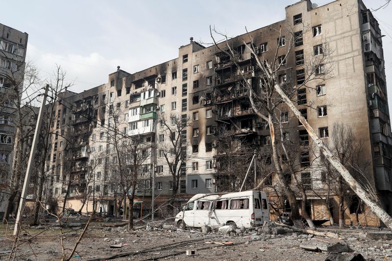 &copy; Reuters. Un immeuble détruit à Marioupol. Le maire de la ville ukrainienne de Marioupol assiégée par la Russie a déclaré samedi avoir discuté avec l'ambassadeur de France en Ukraine des différentes possibilités en termes d'évacuation des civils au lendem