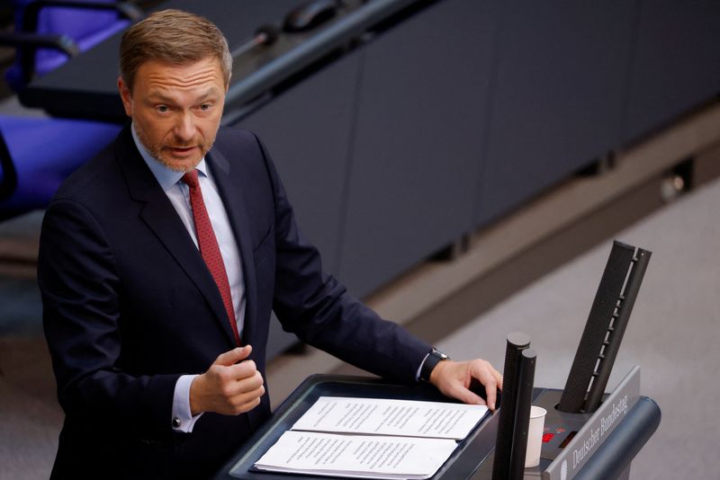 &copy; Reuters. FILE PHOTO: German Finance Minister Christian Lindner speaks during a budget session, in the plenary hall of the lower house of the German parliament, the Bundestag, in Berlin, Germany March 22, 2022. REUTERS/Michele Tantussi