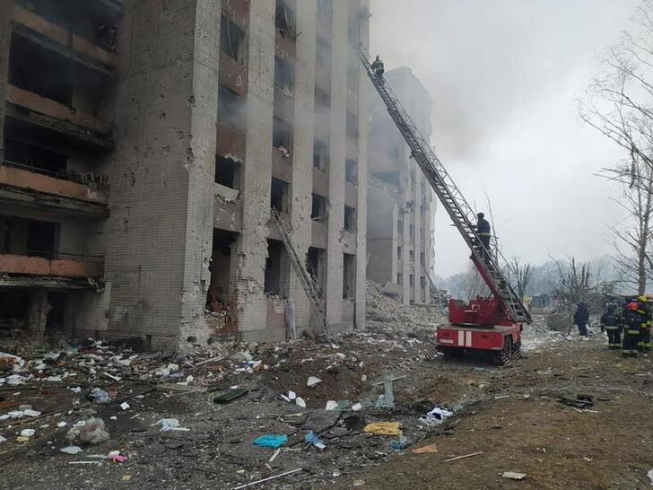&copy; Reuters. IMAGEN DE ARCHIVO. Una vista de un edificio residencial dañado durante un ataque aéreo, mientras continúa la invasión rusa de Ucrania, en Chernígov, Ucrania, en esta foto distribuida el 13 de marzo de 2022. Servicio de prensa del Servicio Estatal de 