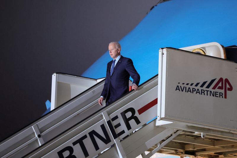 &copy; Reuters. El presidente de Estados Unidos, Joe Biden, llega a Bruselas para asistir a una cumbre extraordinaria de la OTAN para discutir los esfuerzos de disuasión y defensa en curso en respuesta al ataque de Rusia a Ucrania, en Bruselas, Bélgica. 23 de marzo de 