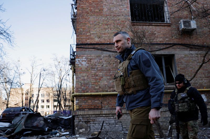 &copy; Reuters. Un couvre-feu va entrer en vigueur dans la capitale ukrainienne à compter de samedi 20h00, heure locale (18h00 GMT), jusqu'à lundi 08h00, heure locale, a annoncé samedi le maire de Kyiv, Vitali Klitchko (photo). /Photo prise le 18 mars 2022/REUTERS/Tho