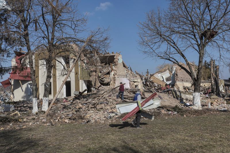 &copy; Reuters. Des habitants nettoient des débris après une attaque dans le village de Byshiv, près de Kyiv. Au moins 136 enfants ont été tués depuis le début de la guerre en Ukraine, a déclaré samedi le bureau du procureur général d'Ukraine dans un message p