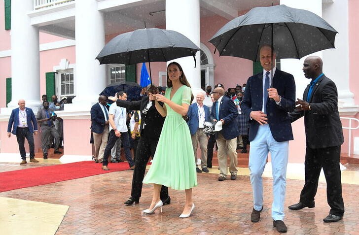&copy; Reuters. El príncipe británico Guillermo y su esposa la princesa Catalina, duquesa de Cambridge, caminan por el centro de Nassau durante una visita oficial a las Bahamas.  Marzo 25, 2022. REUTERS/Toby Melville/Pool