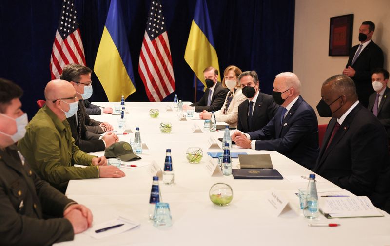 &copy; Reuters. Le président américain Joe Biden s'est entretenu samedi à Varsovie avec des responsables du gouvernement ukrainien dans le cadre d'une visite en Pologne destinée à montrer le soutien des Etats-Unis au flanc oriental de l'Otan après l'invasion russe 