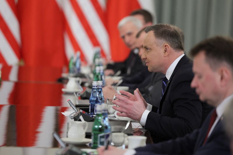 &copy; Reuters. الرئيس البولندي آندريه دودا أثناء اجتماع مع الوفد الأمريكي برئاسة الرئيس جو بايدن في وارسو يوم السبت. تصوير: إيفلين هوكستاين - رويترز.