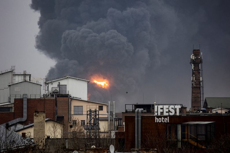 &copy; Reuters. Les forces russes ont pris samedi le contrôle de la ville ukrainienne de Slavoutitch, près de Tchernobyl, tandis que des explosions ont été entendues près de Lviv, dans l'Ouest, et des combats de rue signalés dans le centre de la ville assiégée de