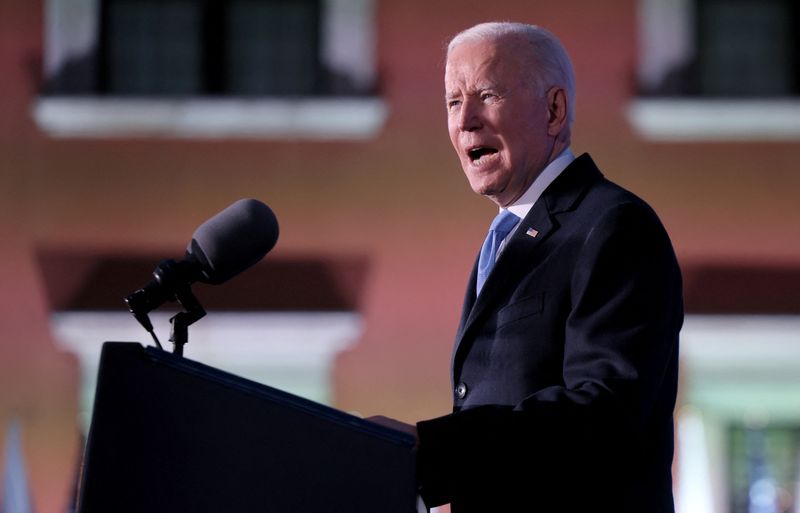 © Reuters. U.S. President Joe Biden speaks during an event at the Royal Castle, amid Russia's invasion of Ukraine, in Warsaw, Poland March 26, 2022. REUTERS/Evelyn Hockstein