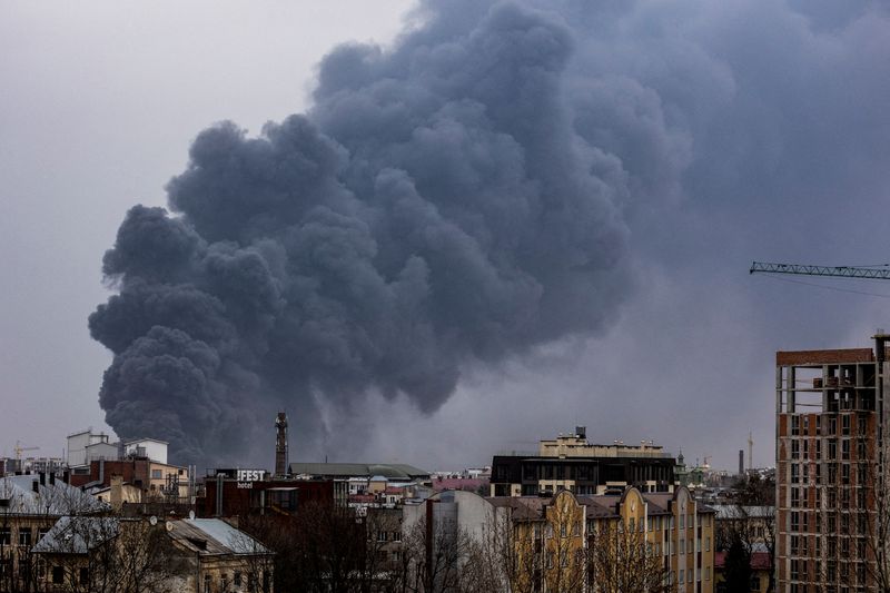 © Reuters. دخان يتصاعد من مباني لحق بها ضرر بعد غارة جوية مع استمرار الغزو الروسي الأوكراني في لفيف يوم السبت. تصوير: فلاديسلاف سوديل - رويترز.