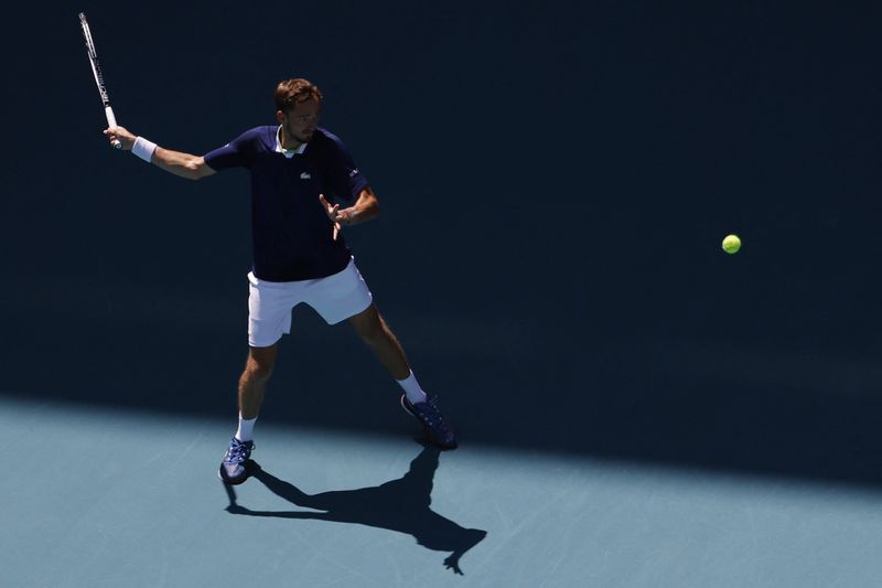 &copy; Reuters. لاعب التنس الروسي دانييل ميدفيديف يلعب أمام البريطاني آندي موراي في الدور الثاني لبطولة ميامي المفتوحة للتنس يوم السبت.
صورة لرويترز من (يو.