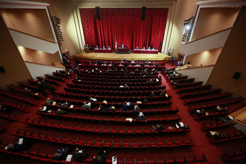 &copy; Reuters. أعضاء من مجلس النواب اللبناني يحضرون جلسة في قصر اليونسكو في العاصمة اللبنانية بيروت يوم 28 أكتوبر تشرين الأول 2021. تصوير: طاهر عزيز - رويترز.