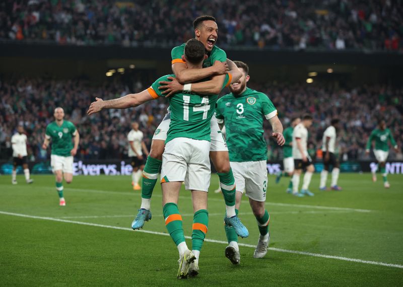 &copy; Reuters. آلان براون لاعب ايرلندا يحتفل مع زملائه بإحراز هدف التعادل في مباراة ودية أمام بلجيكا في دبلن يوم السبت. تصوير: فيل نوبل - رويترز.