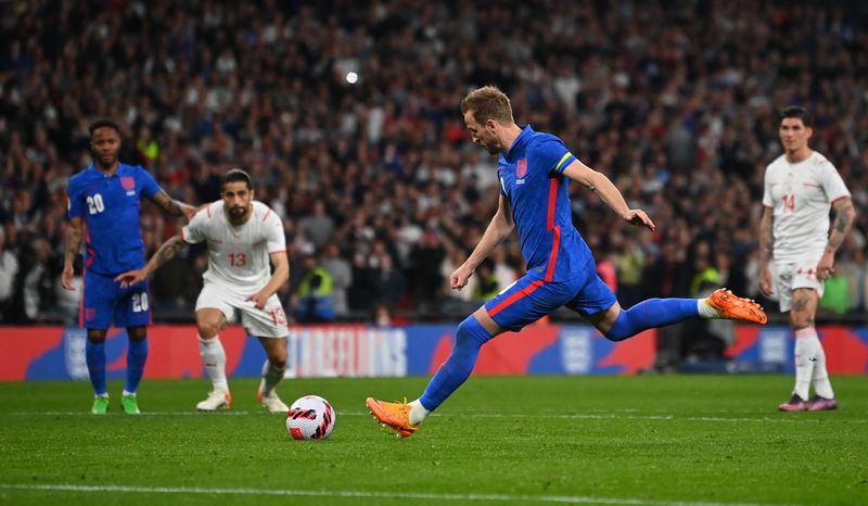 &copy; Reuters. هاري كين يسجل الهدف الثاني من ركلة جزاء لإنجلترا في مباراة ودية لكرة القدم أمام سويسرا يوم السبت. تصوير: ديلان مارتينز - رويترز.