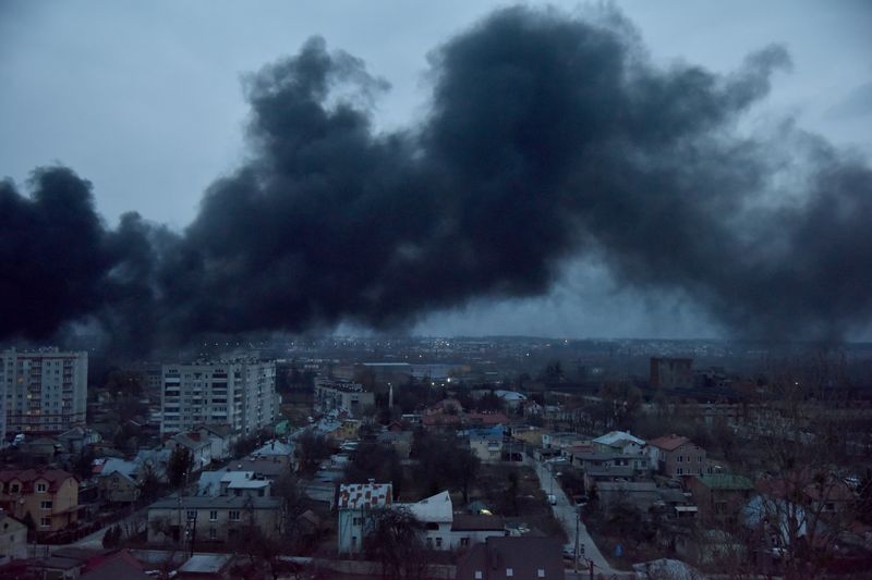 © Reuters. دخان يتصاعد في سماء مدينة لفيف في غرب أوكرانيا بعد هجوم للقوات الروسية يوم السبت. تصوير: بافلو بلمارتشوك - رويترز.