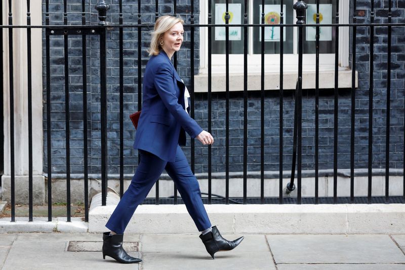 &copy; Reuters. وزيرة الخارجية البريطانية ليز تراس أمام داوننج ستريت في لندن يوم 23 مارس آذار 2022. تصوير: بيتر تشيبورا - رويترز
