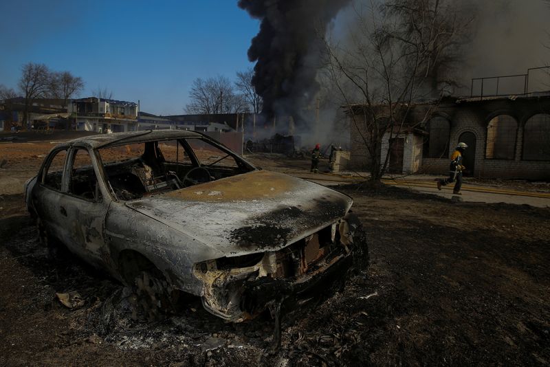 © Reuters. سيارة محترقة بعد القصف مع تواصل الهجوم الروسي على أوكرانيا في خاركييف يوم الجمعة. تصوير: أوليج بيرفيرزيف - رويترز