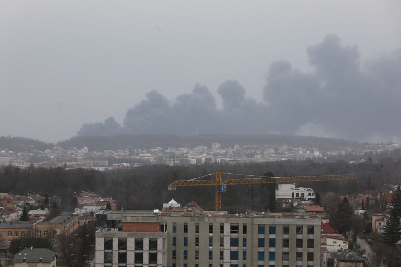 &copy; Reuters. دخان يتصاعد فوق مدينة لفيف الأوكرانية بعد قصف روسي يوم السبت. تصوير: رومان بالوك - رويترز