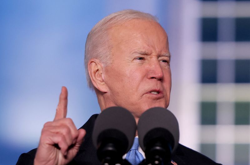 &copy; Reuters. Le président russe Vladimir Poutine ne saurait rester au pouvoir et sa guerre contre l'Ukraine est un échec stratégique, a déclaré samedi à Varsovie le président américain, Joe Biden (photo). /Photo prise le 26 mars 2022/REUTERS/Evelyn Hockstein