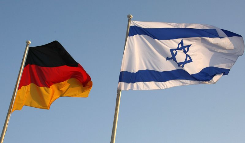 &copy; Reuters. العلم الألماني والعلم الإسرائيلي في برلين في صورة من أرشيف رويترز. 