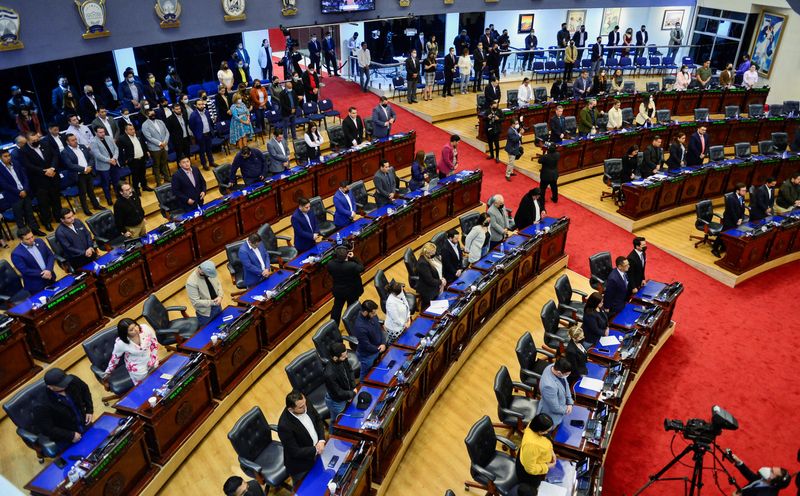 &copy; Reuters. Una imagen muestra a diputados de El Salvador durante una sesión extraordinaria del Congreso donde la Asamblea emitió el régimen excepcional, luego de la ola delictiva que dejó un alto número de personas asesinadas en los últimos dos días en el pa