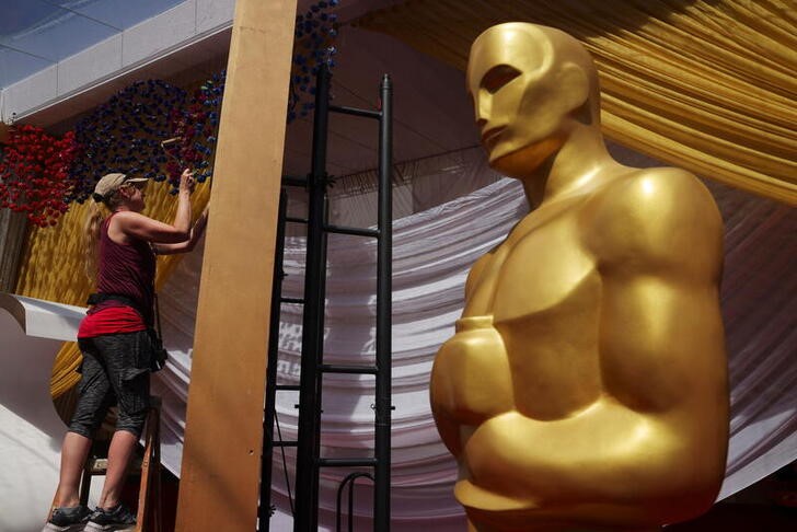 &copy; Reuters. Un trabajador pinta una panel decorativo para la gala de entrega de los Oscar en Los Ángeles,  California, EEUU. Marzo 26, 2022.  REUTERS/Brian Snyder