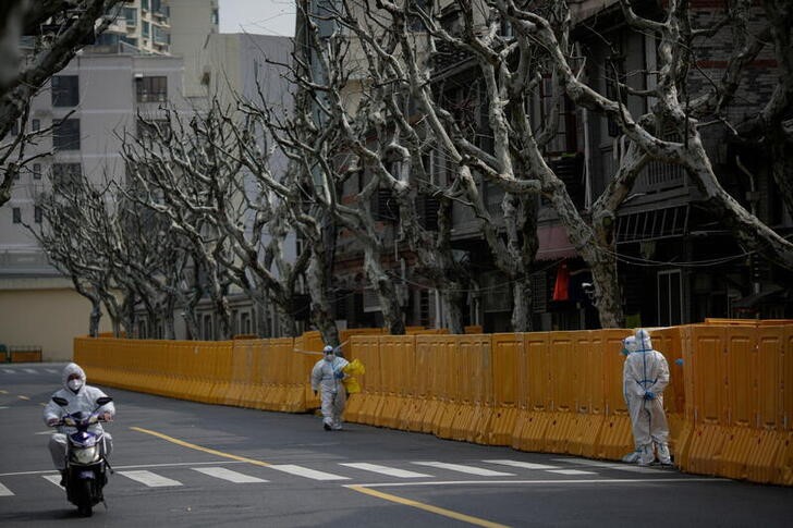 &copy; Reuters. Personal de salud ataviados con equipos protectores vigilan un sector bajo cuarentena de la ciudad china de Shanghái, donde se ha producido un aumento récord de casos de coronavirus. Marzo 26, 2022. REUTERS/Aly Song