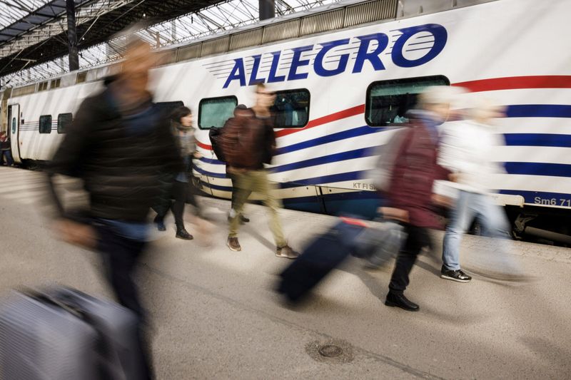 &copy; Reuters. 　３月２５日、フィンランド国有鉄道事業会社ＶＲは、首都ヘルシンキとロシアのサンクトペテルブルクを結ぶ列車「アレグロ」の運行を、２８日から停止すると発表した。ヘルシンキで２