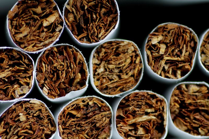 &copy; Reuters. FILE PHOTO: Cigarettes are seen in this May 24, 2017 illustration photo. REUTERS/Thomas White/Illustration 