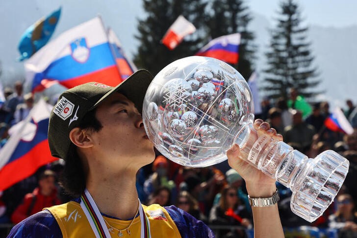 &copy; Reuters. 　ノルディックスキーのＷ杯ジャンプ男子は２７日、スロベニアのプラニツァで個人最終戦を行い、小林陵侑が３季ぶり２回目の総合優勝を飾った（２０２２年　ロイター）