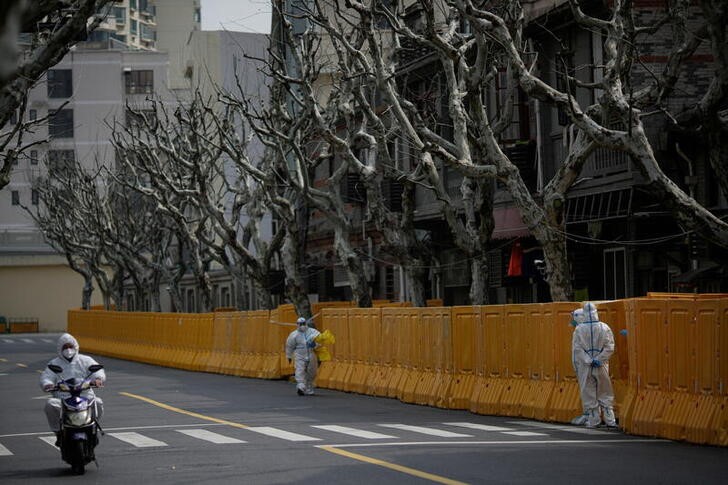 &copy; Reuters. 　中国の上海市で２７日に確認された新型コロナウイルス新規感染者は、無症状者が３４５０人と過去最多を更新し、症状のある人は５０人となった。写真は２６日に上海で撮影（２０２２