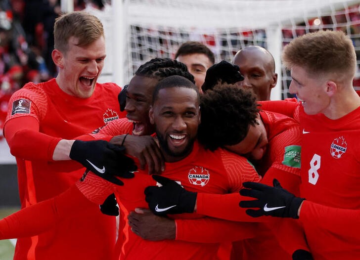 &copy; Reuters. 　サッカーのＷ杯北中米カリブ海予選が２７日に各地で行われ、カナダ（写真）はホームでジャマイカに４─０で快勝し、３６年ぶりの本大会出場を決めた（２０２２年　ロイター）