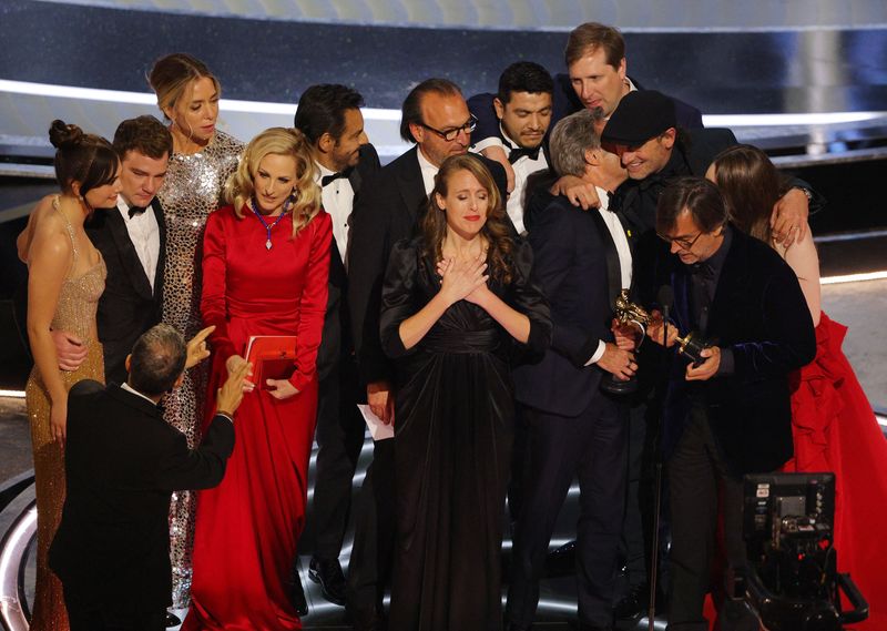 © Reuters. Philippe Rousselet, Fabrice Gianfermi y Patrick Wachsberger ganan el Oscar a la Mejor Película por 