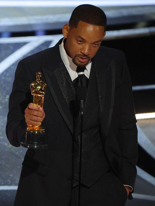 &copy; Reuters. Will Smith acepta el Oscar a mejor actor por "King Richard" en la edición 94 de los premios de la Academia en Hollywood, Los Ángeles, California, EEUU, el 27 de marzo de 2022. REUTERS/Brian Snyder
