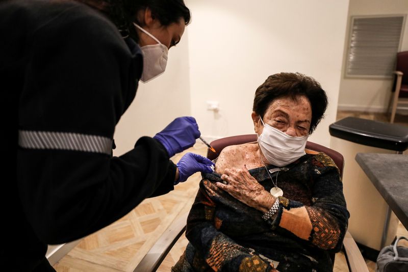 &copy; Reuters. FOTO DE ARCHIVO: Una mujer recibe su cuarta dosis de la vacuna de COVID-19 en una residencia de ancianos en Netanya, Israel, el 5 de enero de 2022. REUTERS/Ammar Awad