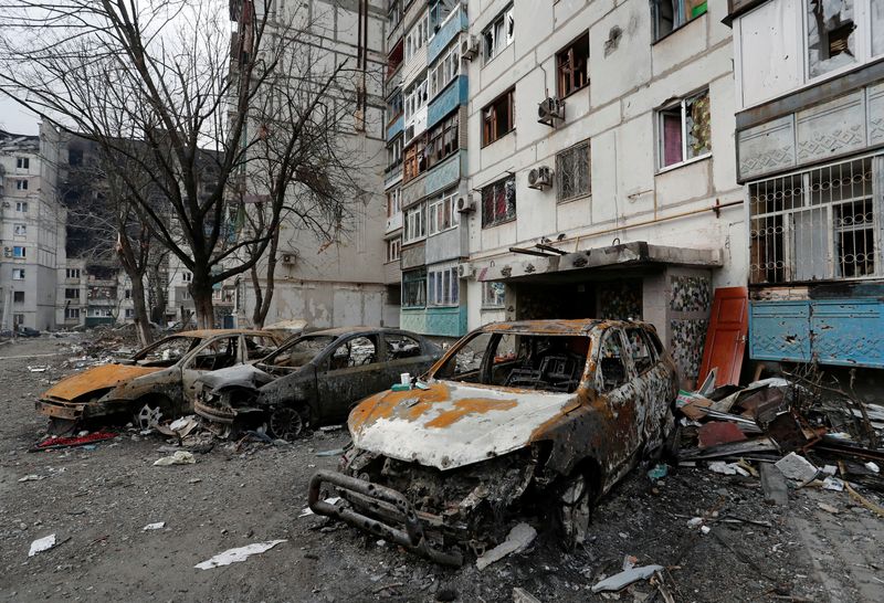 &copy; Reuters. Destroyed cars are seen in front of an apartment building which was damaged during Ukraine-Russia conflict in the besieged southern port city of Mariupol, Ukraine March 27, 2022. REUTERS/Alexander Ermochenko  