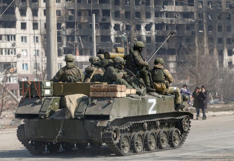 &copy; Reuters. FOTO DE ARCHIVO: Miembros de servicio de las tropas prorrusas encima de un vehículo blindado con el símbolo "Z" pintado en su costado durante el conflicto entre Ucrania y Rusia en la sitiada ciudad portuaria del sur de Mariúpol, Ucrania, 24 de marzo de