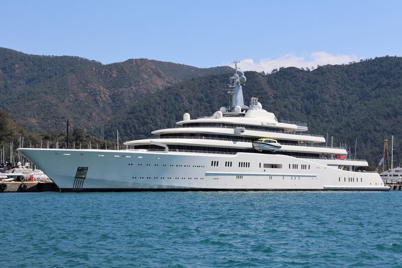 &copy; Reuters. FILE PHOTO: Eclipse, a superyacht linked to sanctioned Russian oligarch Roman Abramovich, is docked in Marmaris, Turkey March 22, 2022. REUTERS/Yoruk Isik/File Photo