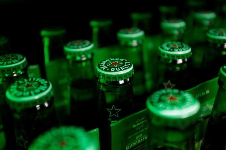 &copy; Reuters. Imagen de archivo de botellas de cerveza Heineken en un bar en Monterrey, México.