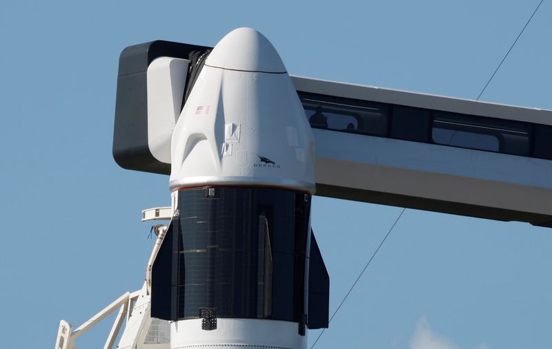 &copy; Reuters. FOTO DE ARCHIVO: Un Falcon 9 de SpaceX con la cápsula Crew Dragon en preparación para la misión de la tripulación civil Inspiration 4 en el Centro Espacial Kennedy en Cabo Cañaveral, Florida, 15 de septiembre de 2021. REUTERS/Joe Skipper