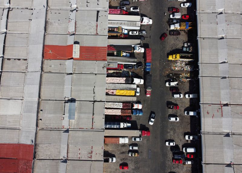 &copy; Reuters. FILE PHOTO: A view of Central de Abastos, one of the world's largest wholesale market complexes, in Mexico City, Mexico, July 13, 2020. REUTERS/Carlos Jasso